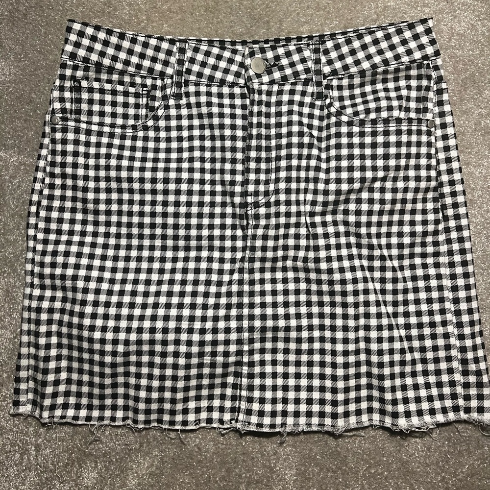 Dollhouse black and white checkered stretchy Jean shirt size 9